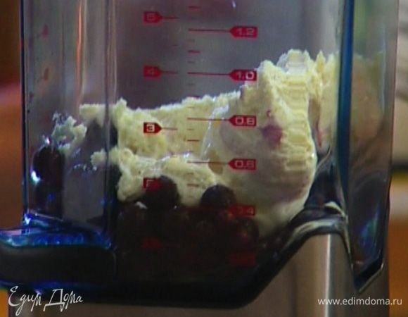 Черную смородину, мороженое и йогурт поместить в блендер, добавить апельсиновый экстракт и взбить. 