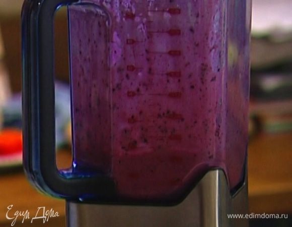 Добавить сахарную пудру и еще немного взбить.