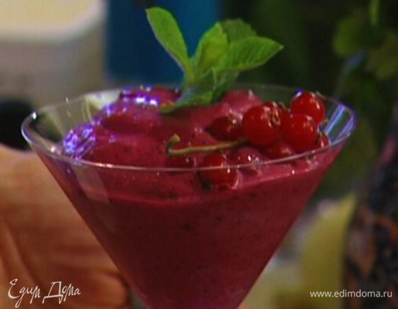 Перелить коктейль в бокал, украсить красной смородиной и мятой.