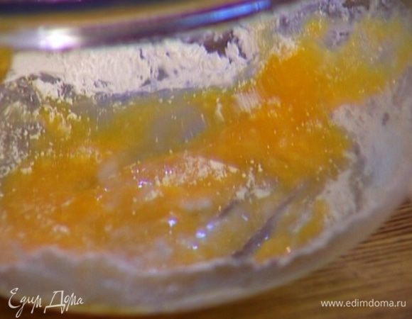 Растереть 2 желтка с 1 ст. ложкой сахарной пудры, затем взбить миксером. Когда масса посветлеет, влить ликер и еще немного взбить.