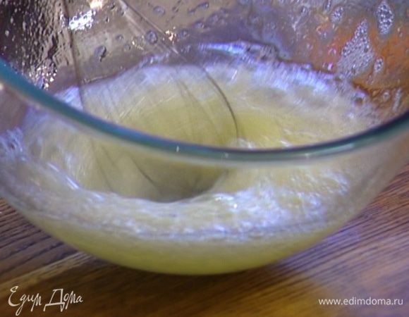 Охлажденные белки посолить и взбить в крепкую пену.