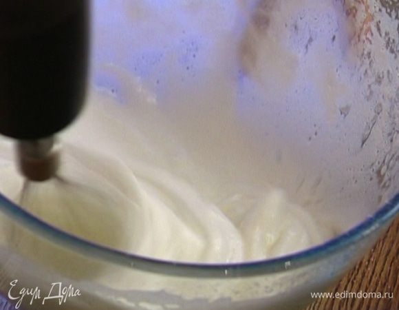 Добавить оставшуюся сахарную пудру и продолжать взбивать.