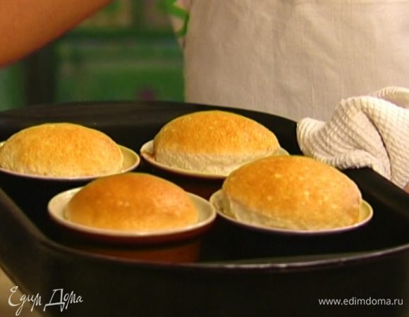 Разложить полученную массу в формочки для выпечки (не смазывать маслом!) и отправить в разогретую духовку на 15 минут.