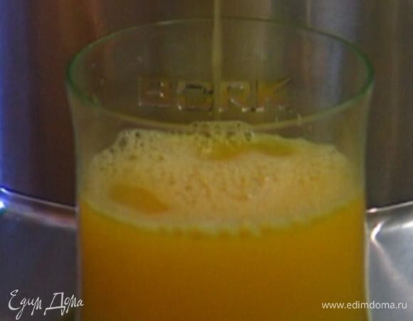 Из апельсина выжать сок.