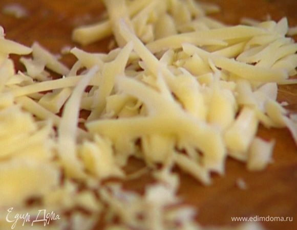 Сыр натереть на крупной терке.