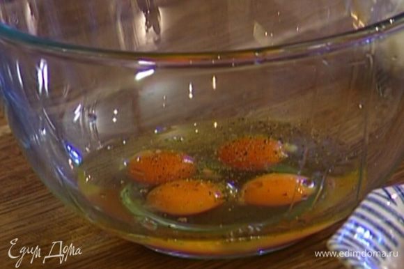 Яйца посолить, поперчить и взбить миксером до однородного состояния.