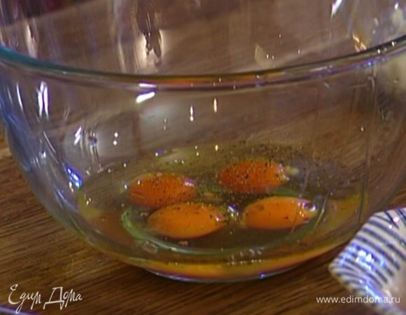 Яйца посолить, поперчить и взбить миксером до однородного состояния.