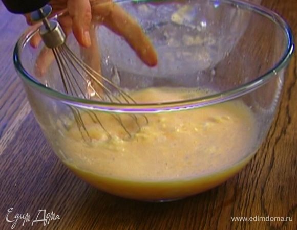 Добавить сметану, творог и 2/3 сыра, все взбить.