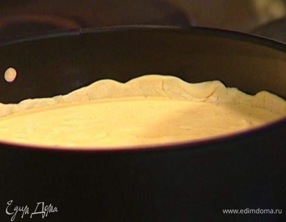 Вылить начинку на корж и поместить в разогретую духовку.