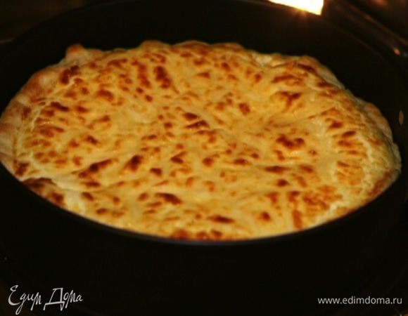 Через 15 минут посыпать пирог оставшимся сыром и поставить в духовку еще на 10–15 минут.