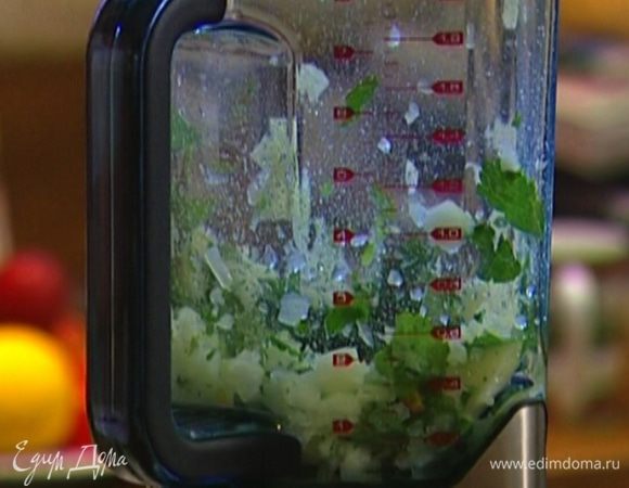 Мякоть дыни, мяту и цукаты измельчить в блендере. 