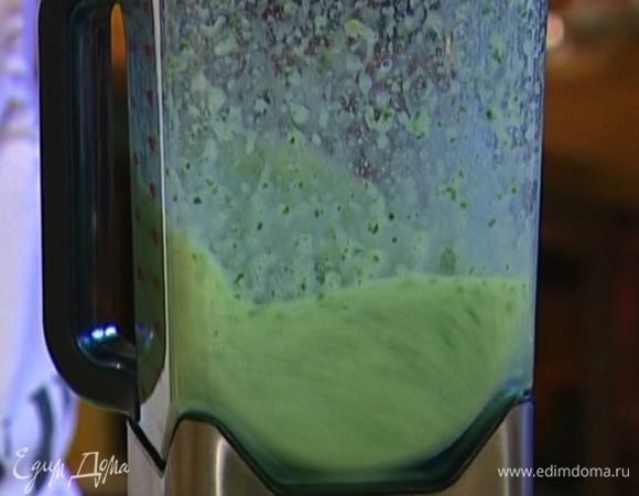 Влить газированную воду и еще раз все взбить. 