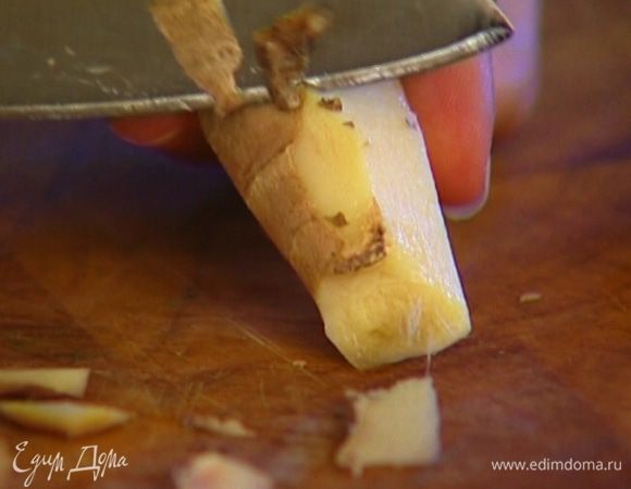 Имбирь и морковь почистить.