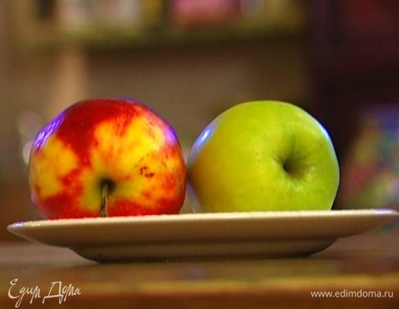 Яблоко, удалив сердцевину, порезать.