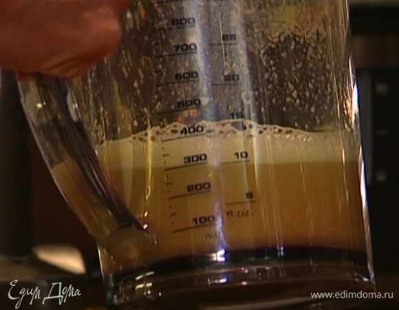 Пропустить все ингредиенты через соковыжималку.