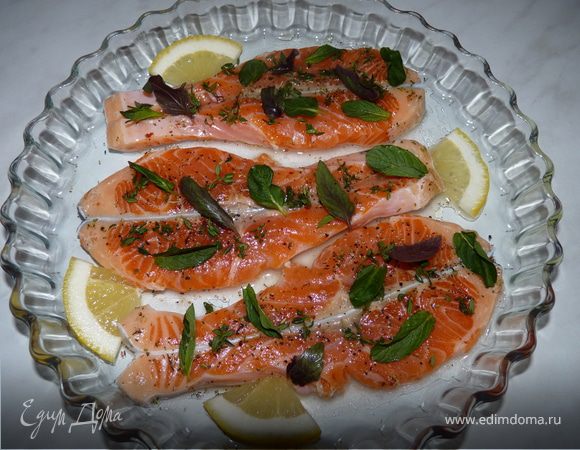 Филе форели замариновать в белом вине на 30 минут.
Форму для запекания смазать оливковым маслом. Уложить филе, полить маринадом, приправить перцем, солью, добавить тимьян, мяту, базилик и ломтики лимона. Запекать в духовке 180гр. 30 минут.