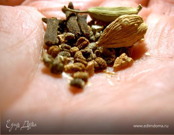 Взобьём яйца с сахаром и солью.  Соединим с просеянной мукой, смешанной с молотым миндалём, перцем, гвоздикой, имбирём, кардамоном. Замесим тесто.  