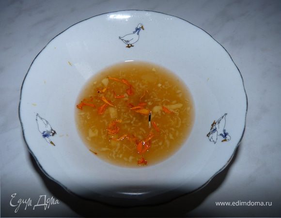 Сделать маринад: смешать сок половинки лимона, коньяк, мёд, натёртый корень имбиря (небольшой кусочек), цветочки шафрана.