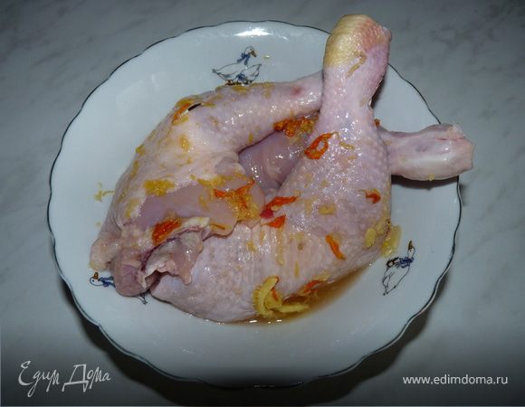 Замариновать окорочка на 30 минут.