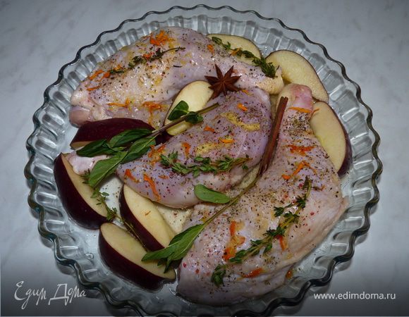 Форму для запекания смазать оливковым маслом. Уложить окорочка, полить маринадом. У яблока удалить сердцевину, нарезать кружками или ломтиками, сбрызнуть лимонным соком, выложить к курочке с тимьяном и мятой. Можно добавить палочку корицы и звёздочку аниса. 
Запекать в духовке 180гр. 45 минут.