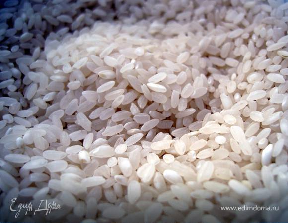 Изюм замочим на 10-15 минут в воде. Пробланшируем рис 5 минут в кипящей воде, сольём воду, зальём молоком, доведём до кипения и снимем с огня.(не бойтесь, что как-будто много жидкости)