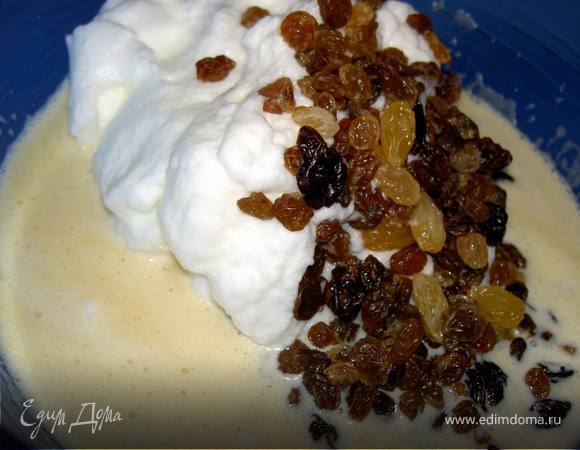 Взобьём желтки с сахаром и солью и аккуратно соединим с рисом. Затем добавим взбитые в пену белки и изюм.