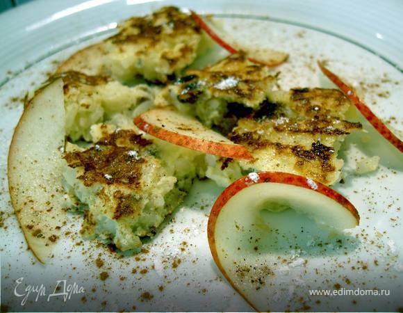 Разломаем на кусочки и выложим на тарелки. Польём растопленным сливочным маслом, посыплем корицей  и сахарной пудрой. Украсим дольками яблок и/или груш.