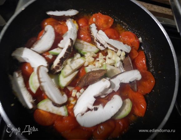 На разогретой сковороде в оливковом масле обжарить помидоры черри, нарезанные на половинки.
Порезать грибы дольками, баклажаны тоже. У меня были маленькие тайские баклажаны, поэтому я их не очищала от кожицы. Чеснок мелко порубить, порей порезать колечками. 
Добавить к помидорам.