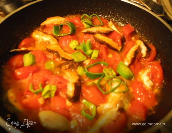 Посолить, перемешать и тушить на медленном огне минут 5-7. 