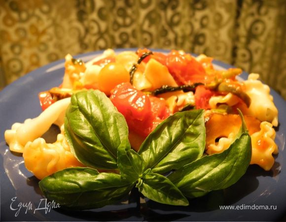 Добавить мелко нарезанные чили, базилик и лемонграсс. Через несколько минут соус готов.
Пасту отварить до состояния "аль денте". Перемешать с соусом, украсить веточкой базилика и сразу же подавать.  