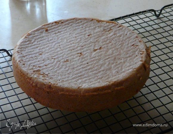 Тесто: просеять муку, добавить сахар, разрыхлитель. Отдельно смешать желтки, воду и масло. Соединить с мукой. Взбить белки до пиков и соединить.
