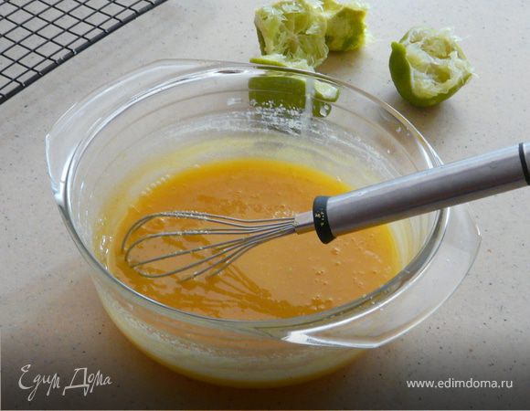 Керд: на водяной бане нагреть сахар, сок, желтки и масло, около 6 минут, помешивая, пока не загуснет, снять, добавить цедру 1 лайма и желатин, размешать, накрыть пленкой и остудить часок в холоде.