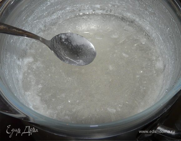 Меренга: на водяной бане прогреть 10-15 минут сахар и воду, иногда перемешивая. Взбить белки до пиков, медленно влить сироп на малой скорости, увеличить скорость миксера и взбивать, пока не остынет масса до комнатной температуры, минут 5-7. Добавить ессенцию.