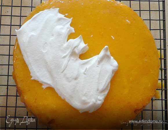 Складываем торт: немного срезать верх каждого коржа, пропитать ромом/малибу/сахарным сиропом (ок.60мл), размешать керд и намазать им 1 корж, сверху смазать сливками, накрыть вторым коржом 