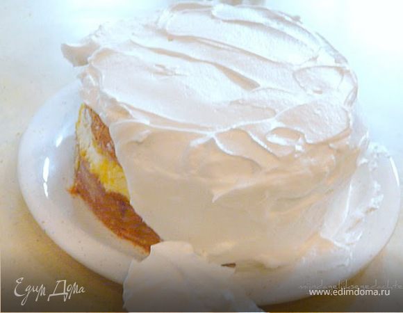 покрыть меренгой бока и верх торта. Сверху посыпать стружкой. Подавать