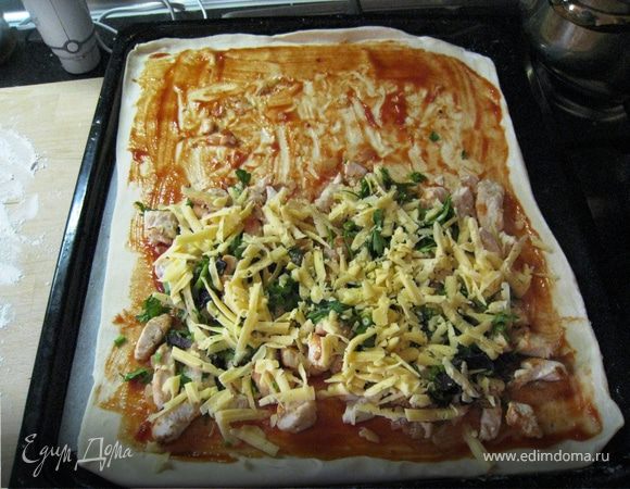 Порезать филе кусочками, обжарить с луком. Тесто раскатать, смазать соусом, выложить  мясо с луком, порезанную зелень на половину теста. Посолить поперчить. Если есть грибы, обжарить и добавить - будет хорошо! У меня вдруг не оказалось. Посыпать натертым сыром.