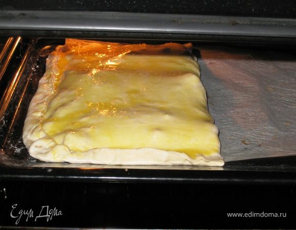 Закрыть второй половиной, защипнуть края, смазать желтком со сливками (не обязательно). Верх "потыкать" вилкой. Духовка 200 гр.(электро) вторая полка сверху, 30 мин.