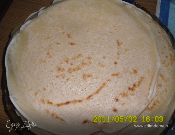 Испечь блинчики,смешав молоко,воду,соль,соду,сахар,яйцо и муку.
