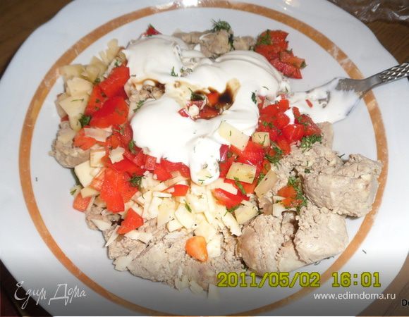 Готовим начинку:
Печень порезать помельче и обжарить с луком,охладить.Выложить в чашу блендера,добавить вареные яйца и измельчить.Добавить сыр мелко порезанный,плавленный сырок,немножко соевого соуса,порезанный укроп и сладкий перец