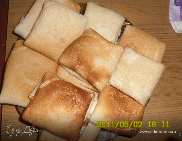 Выложить начинку на блинчики и свернуть.