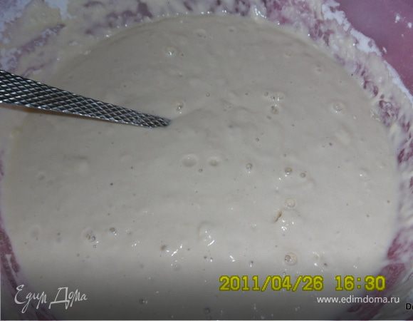 затем добавляем соль, всю муку , хорошо размешиваем. Через 45 минут тесто уже готово. Но я лично советую вам ещё раз размешать тесто, через 20 минут после замешивания. Получается тесто очень жидкое, чуть погуще опары. Накрыла пакетом (можно полотенцем) и поставила в теплое место (на солнышко!) подниматься (или скорее побродить