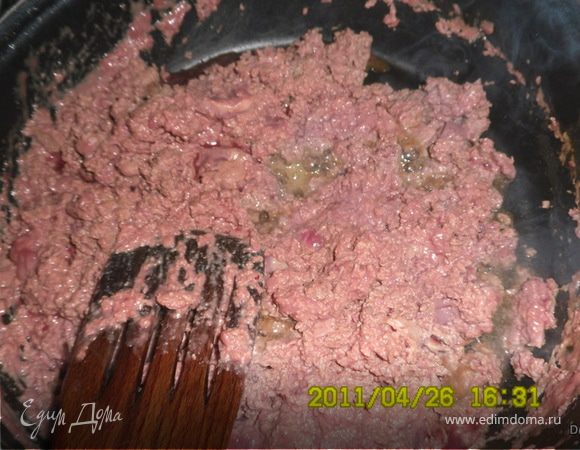 Пока тесто подходит, займемся начинкой. 

Мы берем в равных пропорциях куриный ливер: по полкило сердца, желудков и печени. Перемалываем на мясорубке с крупной решеткой. Затем фарш тушим 20-25 минут в глубокой сковороде до готовности. 