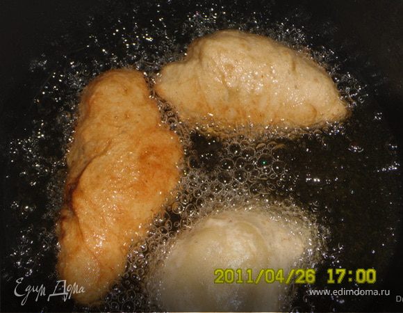 Солим, перчим. Затем в горячий фарш добавляем полкило смолотого на мясорубке лука. Лук с фаршем тушить не нужно. В этом то и смысл. Просто быстро размешиваем лук с горячим фаршем и оставляем остывать начинку. 
И дальше-то начинается самое сложное. Потому что, лепить такие пирожки, при отсутствии навыка – непростое занятие. Тут самое главное – не бояться заворачивать тесто, и почаще мыть руки и вытирать их насухо, перед тем, как в очередной раз смазать их маслом. 
Сначала нужно нагреть масло для фритюра. Много масла. Лучше всего – прямо в кастрюле. Мы их жарим именно в кастрюле – удобно, и по 6 пирожков за раз. 
Затем хорошо маслом смазать стол. Можно налить масло в мисочку – удобно будет смазывать руки. А ещё удобнее – сразу поставить рядом миску с холодной водой – мыть руки. 
Буквально окунаем ладони в масло и затем отщипываем кусочки теста. У нас это 6 кусочков – на одну закладку. 
Получившийся пирожок быстро опускаем во фритюр. Опять смачиваем руки маслом и повторяем процесс. Лепить пирожки нужно быстро. 
Жарим пирожки до готовности, до равномерного румяного цвета. 