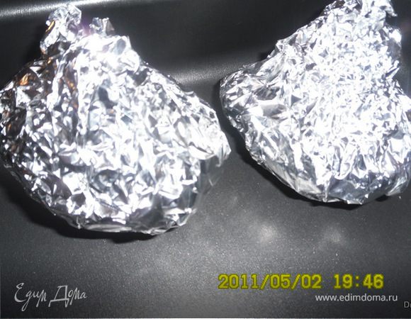 Груши разрезать пополам.Из груш вырезать сердцевинку.В центр груши положить по 1/2 ч.л. меда,мякоть лимона,кусочки кураги,порубленный грецкий орех и присыпать корицей.
Завернуть половинки в фольгу 