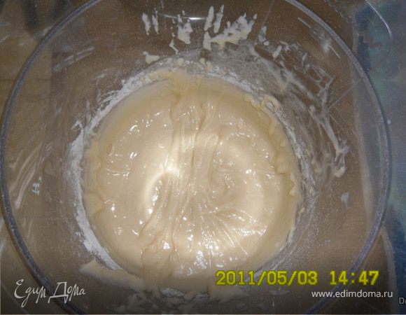 Сливочное масло разогреть до консистенции сметаны и растереть с сахаром, затем взбить массу и  добавить по одному яйцу, соль и коньяк 