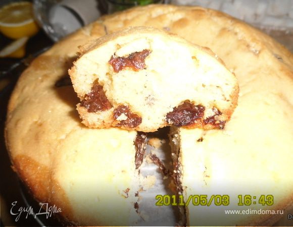 затем изюм, муку и соду. Замесить тесто. Форму для кекса смазать растительным маслом и выложить тесто. Выпекать в нагретой духовке до 200 градусов 1 час до готовности 