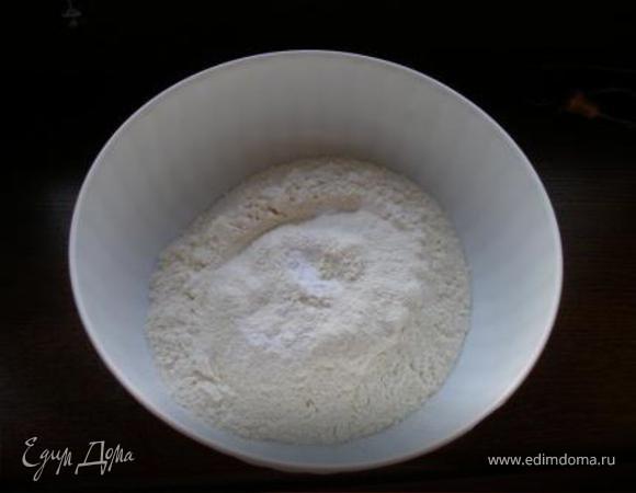 В отдельной посуде смешать муку, разрыхлитель и соль. 