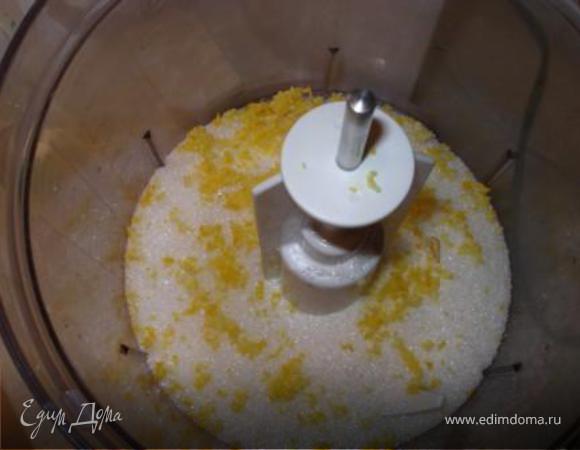 Сахар смешать с лимонной цедрой. 