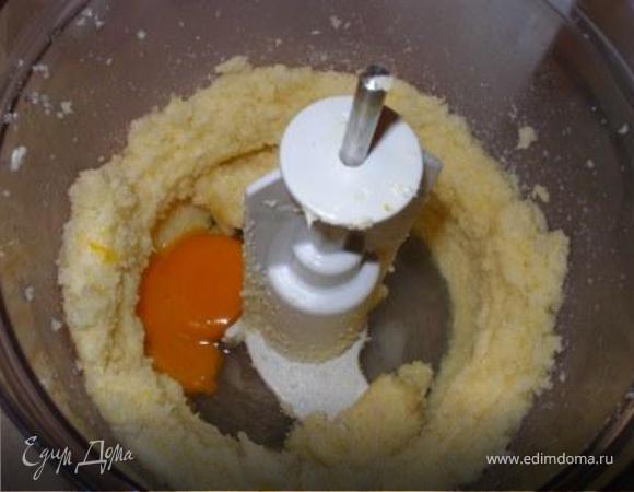 Вбить по одному яйца. Продолжать взбивать. 