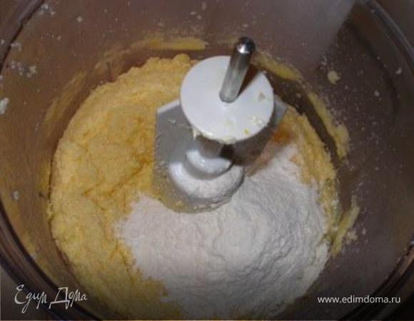 Постепенно ввести муку. Все хорошо перемешать. 